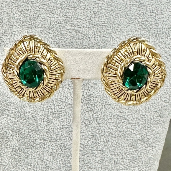 Vintage Oval Emerald Green Rhinestone Gold Ornate Tone Clip On Earrings - Picture 2 of 3